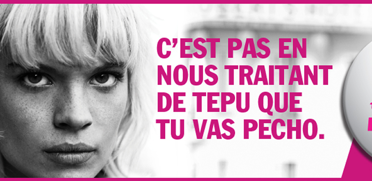Affiche de campagne contre le harcèlement de rue, portrait en noir et blanc d'une jeune femme avec un message percutant en rose