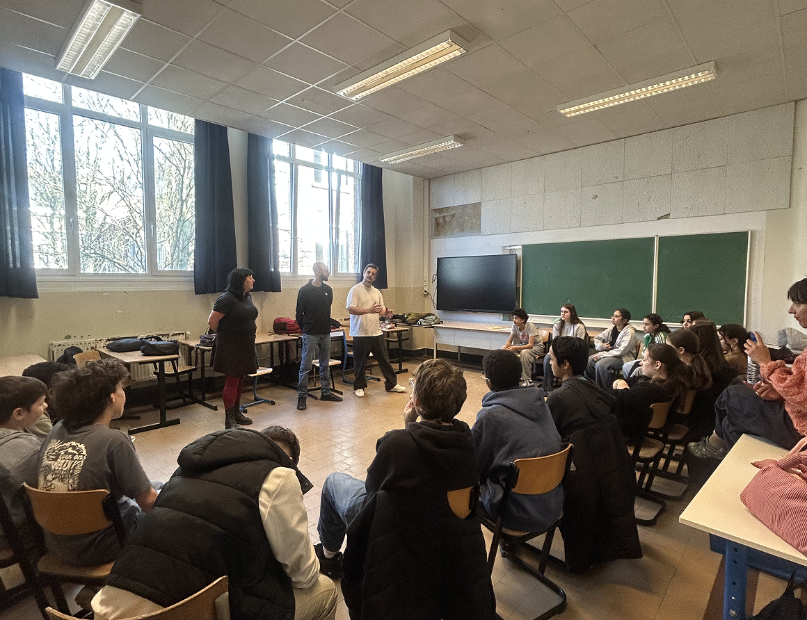 Intervenants de Basta animant un atelier de sensibilisation face à des lycéens assis en classe