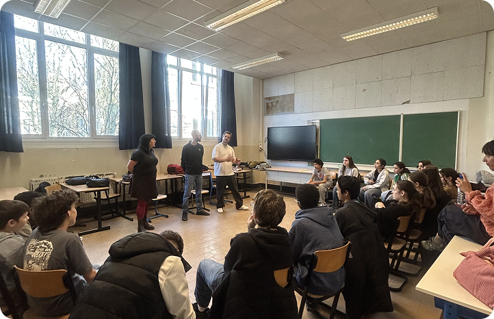 Intervenants de Basta animant un atelier de sensibilisation face à des lycéens assis en classe