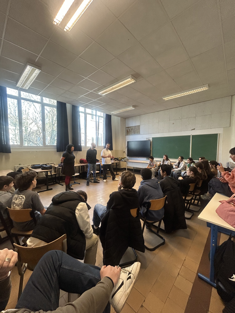 Intervenants de Basta animant un atelier de sensibilisation aux violences de genre face à des lycéens