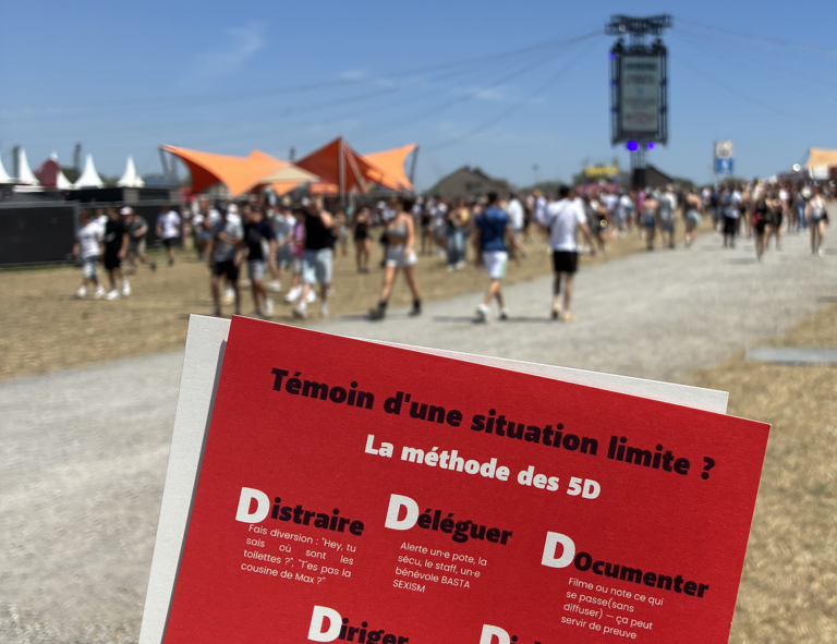 Carte pédagogique de la méthode des 5D sur fond de foule de festivaliers
