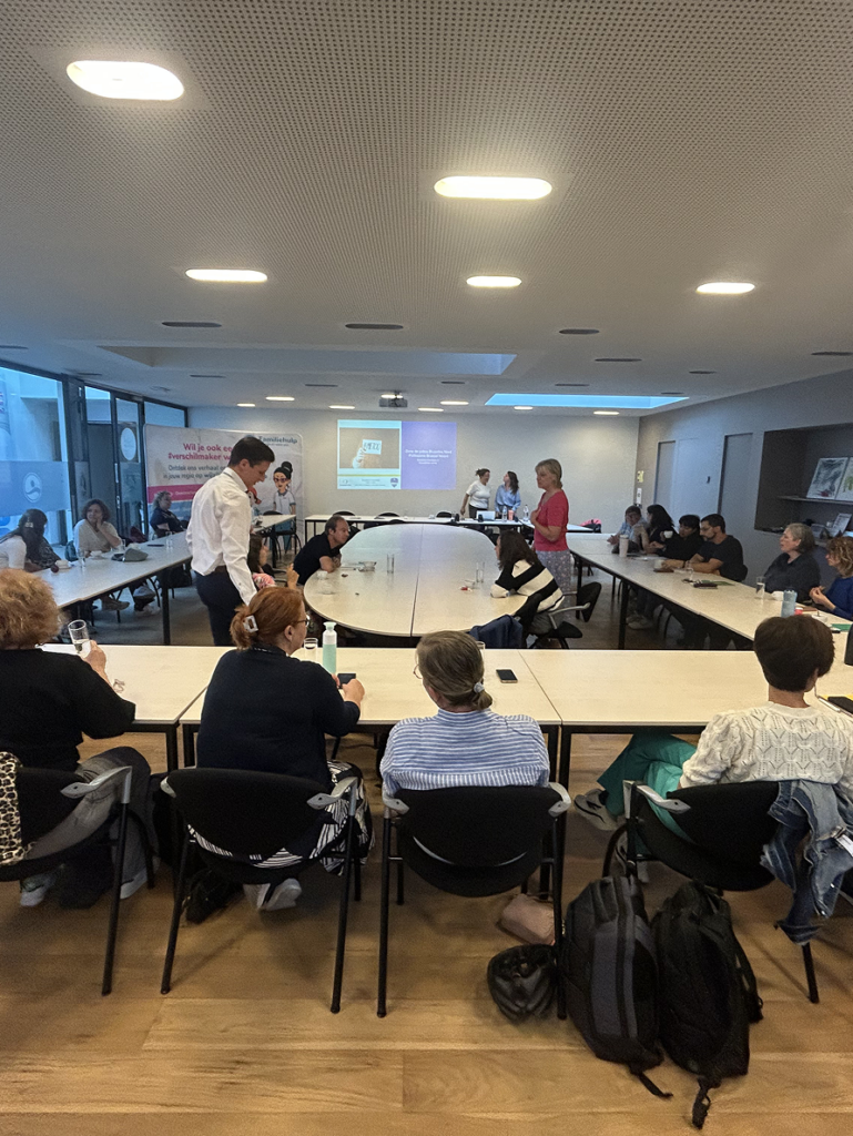 Formation animée par Basta auprès de professionnels, salle de réunion avec présentation projetée
