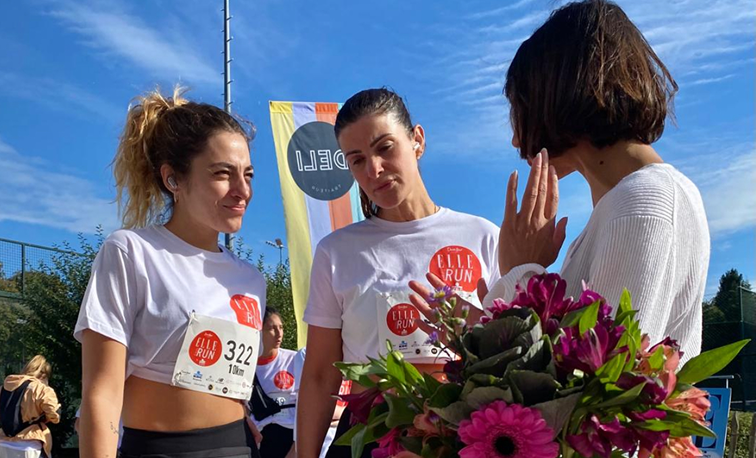 Stand de l'association Basta lors de la course Elle Run, échange avec des participantes