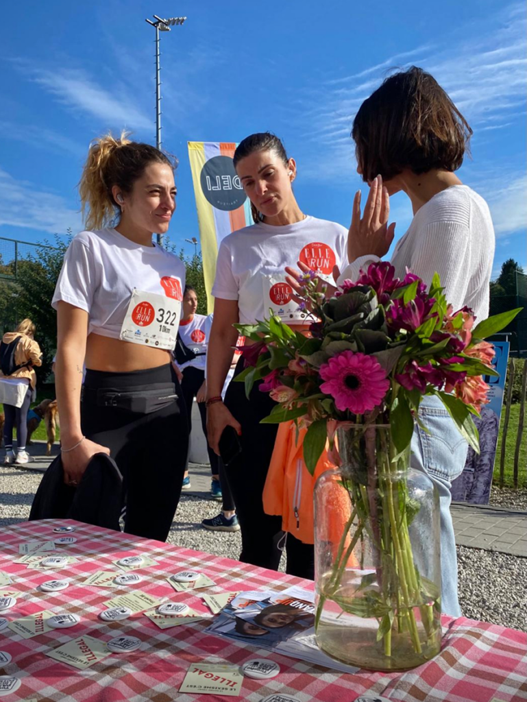 Stand de l'association Basta lors de la course Elle Run, échange avec des participantes